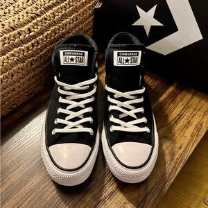 ⭐️⭐️ NEW! CONVERSE Classic Black and White Mid rise ⭐️⭐️